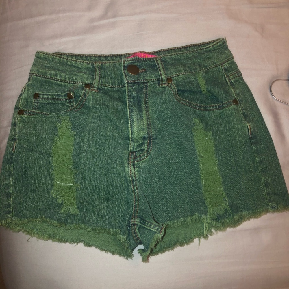 Green High-wastes shorts